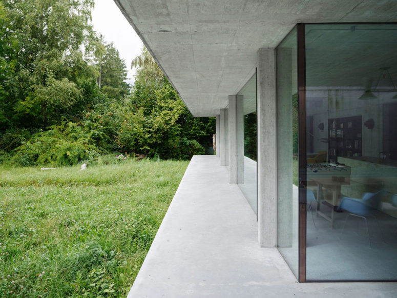 Glass walls throughout the house create a strong connection with outdoors and let enjoy the views