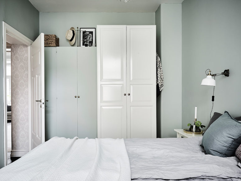 The storage is closed to make the bedroom uncluttered