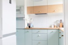 21 mint-colored cabinets, light-colored and white ones together create a cool look