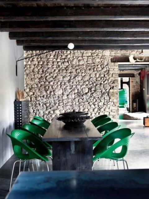 emerald chairs with an eye catchy shape contrast with a dark stained table