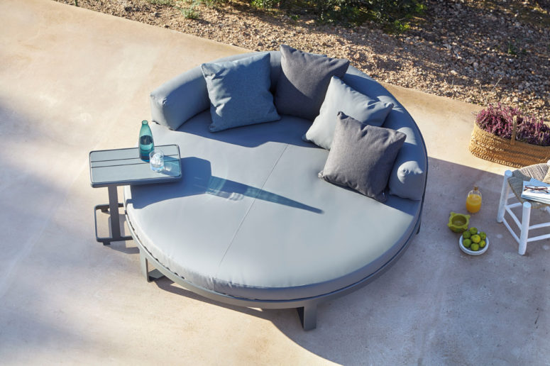 Flat daybed by Gandiablasco (via design-milk.com)