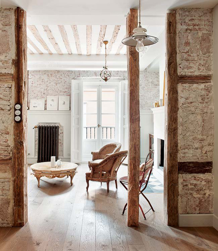 This adorable apartment in Madrid is elegant meets vintage, full of antique furniture and with adorable original features