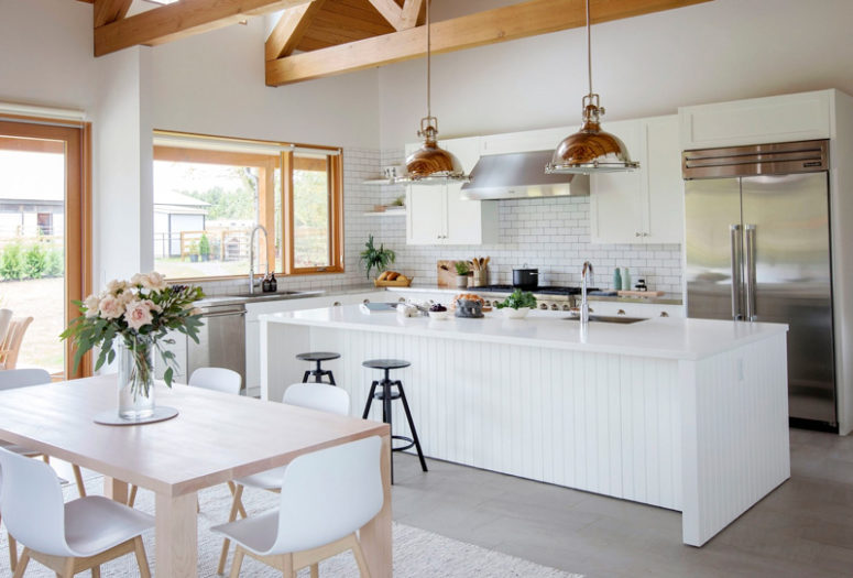 This cute farmhouse has a strong scandinavian flavor, lots of white in decor and some pastel touches