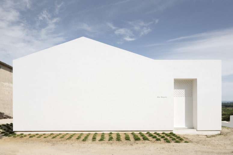 This minimalist Quiet House is non typical for the south of France but it was designed so to provide privacy and protection from the winds