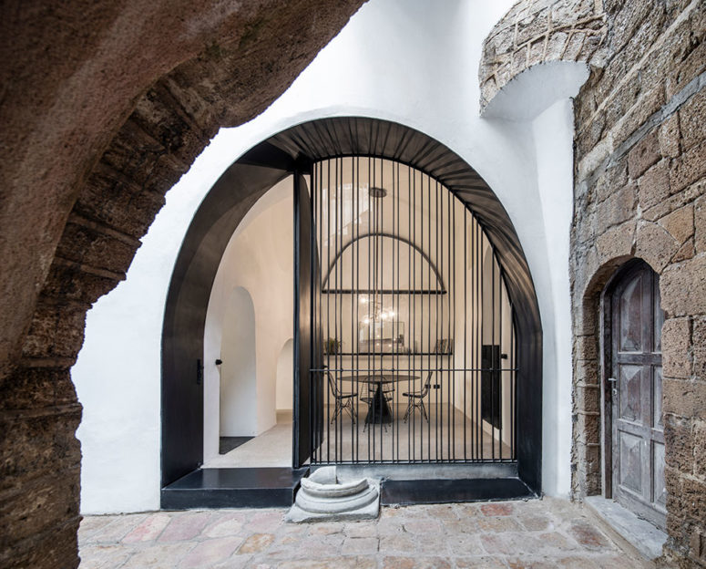 The designers opted for modern colors like black and white and materials like black tin both for outdoors and indoors The designers opted for modern colors like black and white and materials like black tin both for outdoors and indoors