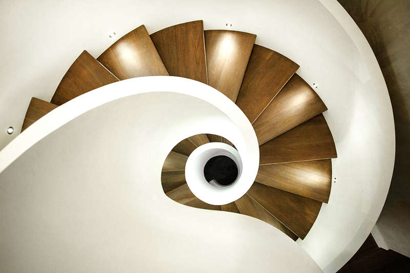 The staircase is done in modern white and with natural wood steps
