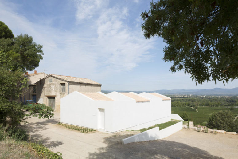 minimalist four volume house There are four different voulmes inside one whole structure, all of them are conencted with courtyards