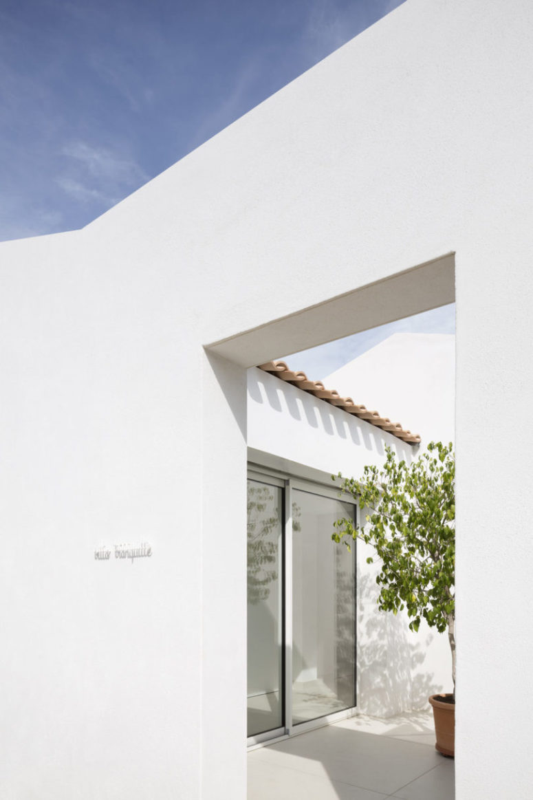 The whole house is covered white both inside and outside to fill it with light and igve it a minimalist look The whole house is covered white both inside and outside to fill it with light and igve it a minimalist look