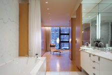 05 The master bathroom is very elegant and exquisite, in white marble and with a large mirror that expands the small space