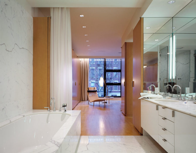 The master bathroom is very elegant and exquisite, in white marble and with a large mirror that expands the small space The master bathroom is very elegant and exquisite, in white marble and with a large mirror that expands the small space