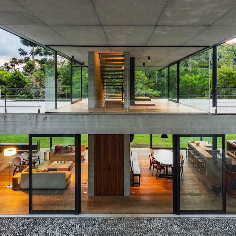 There are two volumes connected with a staircase, and both of them are glazed to merge with the surroundings There are two volumes connected with a staircase, and both of them are glazed to merge with the surroundings