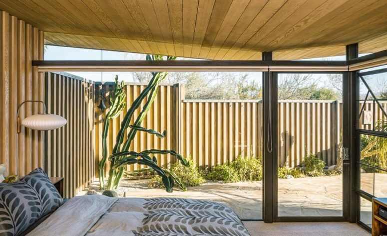 This is another bedroom that really focuses at the views but to make it more private, the architect created a courtyard with desert plants This is another bedroom that really focuses at the views but to make it more private, the architect created a courtyard with desert plants