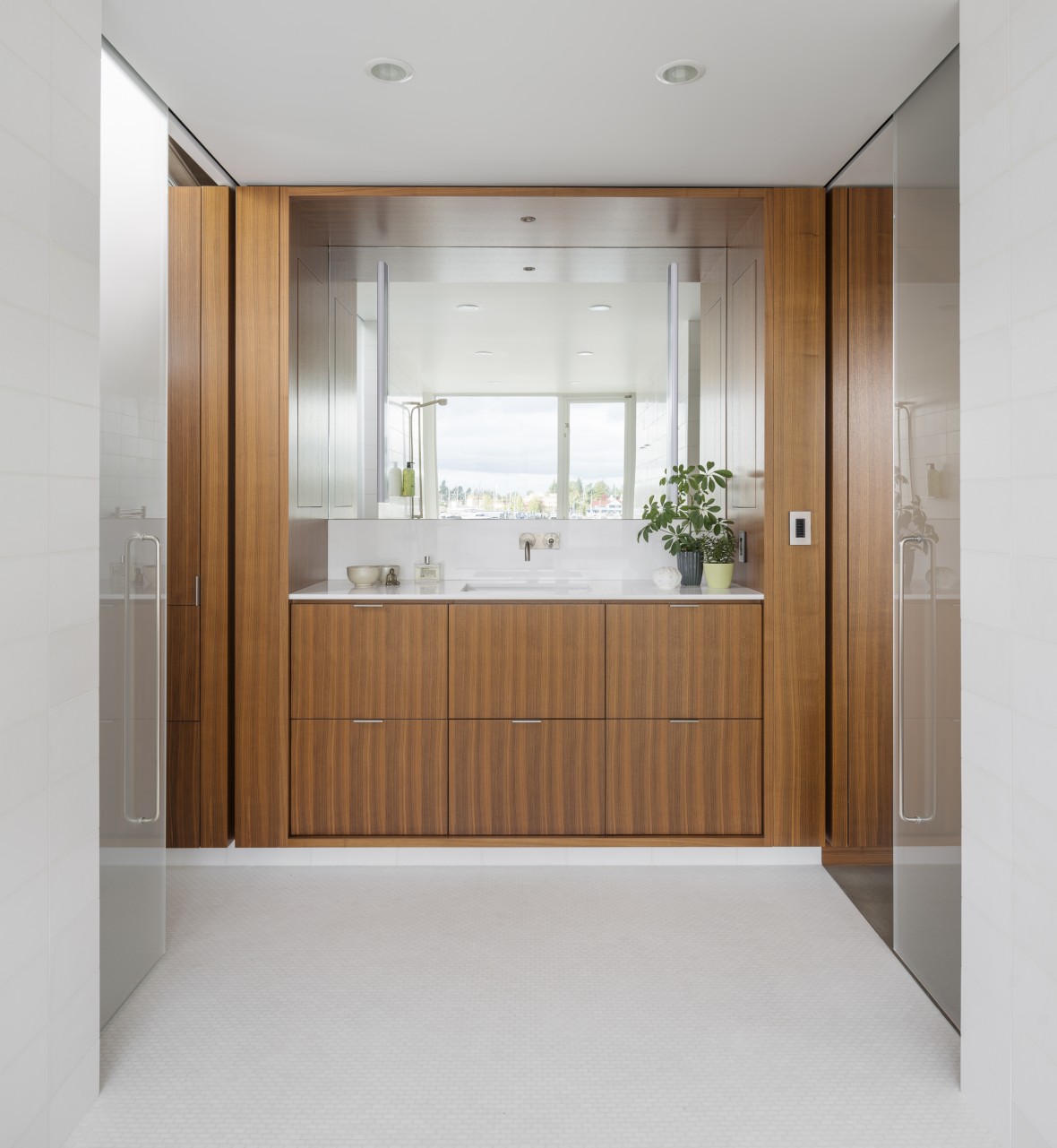Even the bathroom walls are clad with wood for a comfy feel and to stick to the style