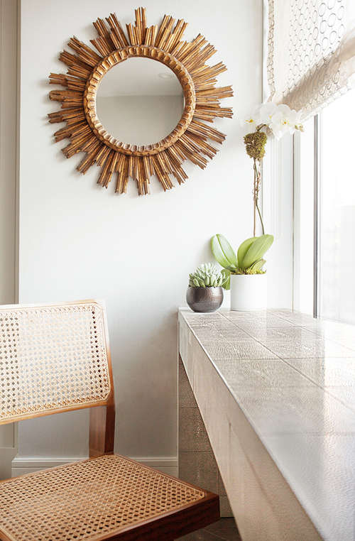 There's a window console to use it as a dressing table