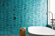 08 turquoise fish scales make a bathroom super eye-catchy, and a white bathtub is very contrating