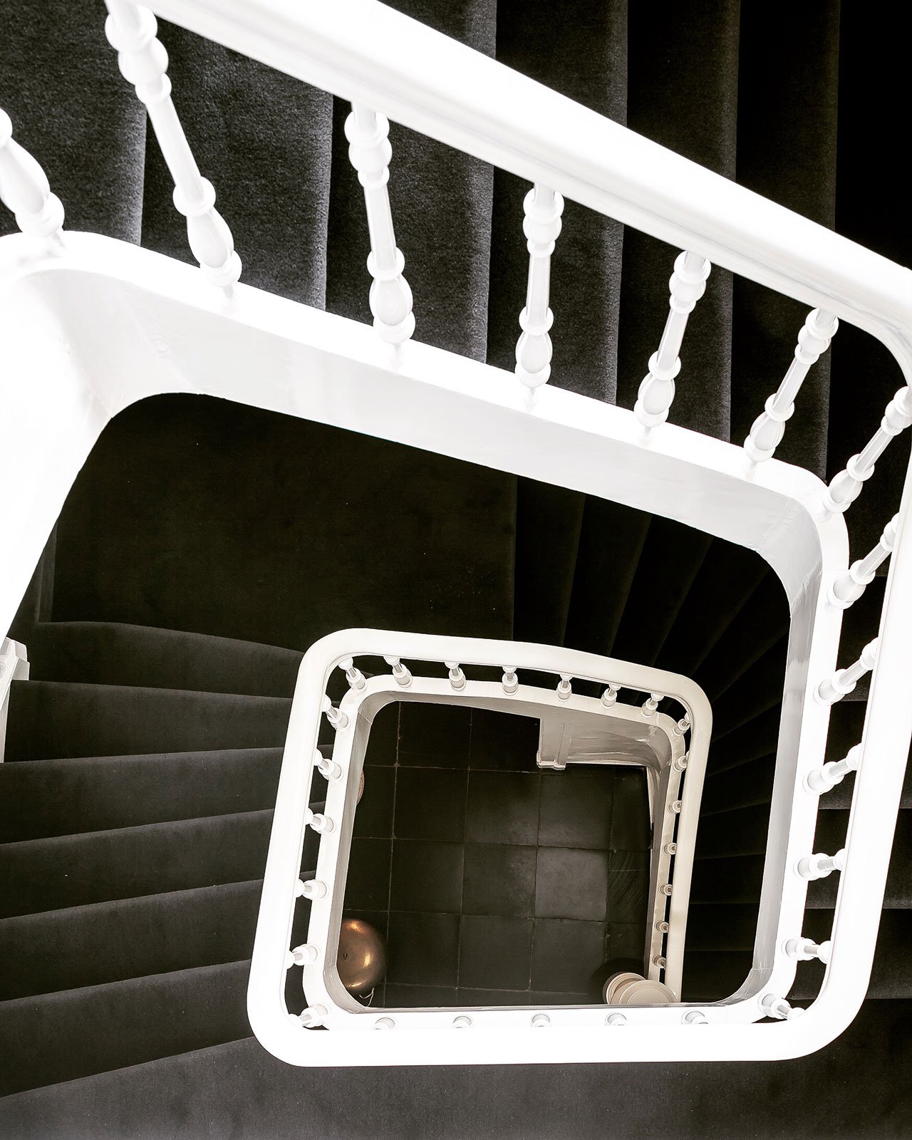 The staircase is black and white, truly minimalist, a restored piece of the 19th century