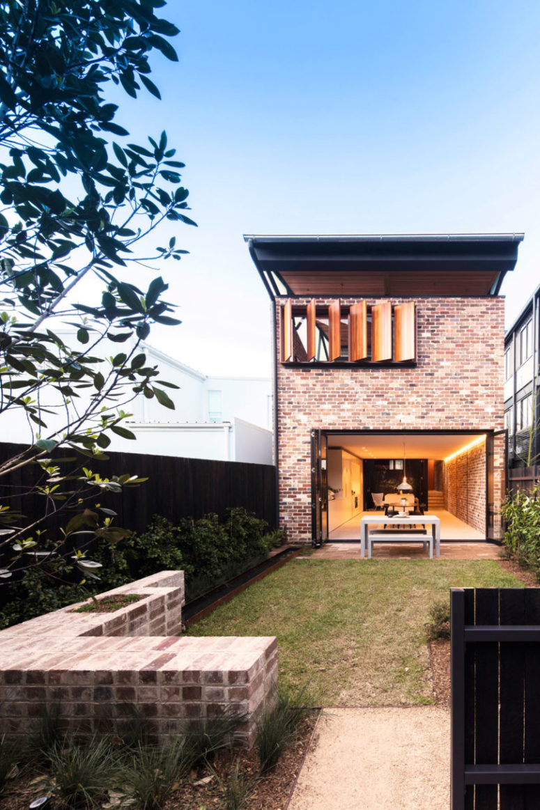 There are also front and back outdoor spaces with a lawn, greenery, which is ideal to have outdoor meals and spend time with family