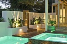 16 inner lights and LEDs on the paths and walls around the pool