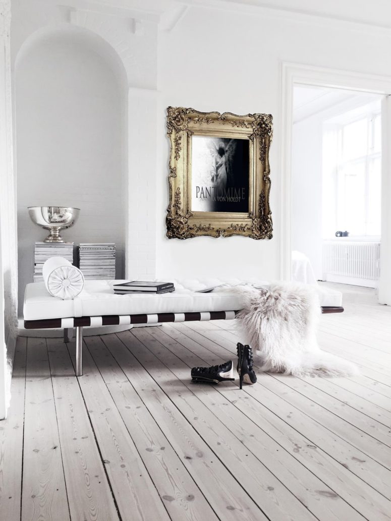 All the spaces have white walls and whitewashed wooden floors, and the original niches and ceiling moldings were preserved to make the spaces more refined