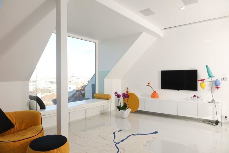 There are two levels, white as the main color and some bold touches for a fresh and dynamic look