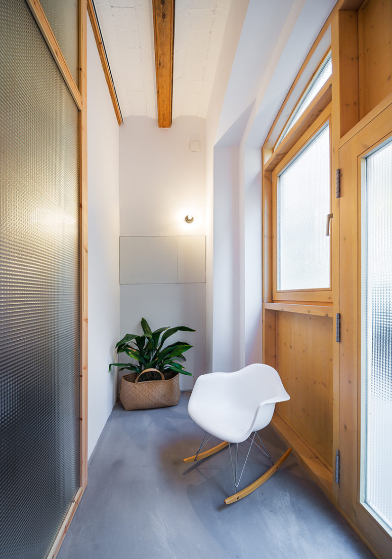 Translucent glass was used throughout the house to create a soft and pleasant ambience and to make natural light softer Translucent glass was used throughout the house to create a soft and pleasant ambience and to make natural light softer