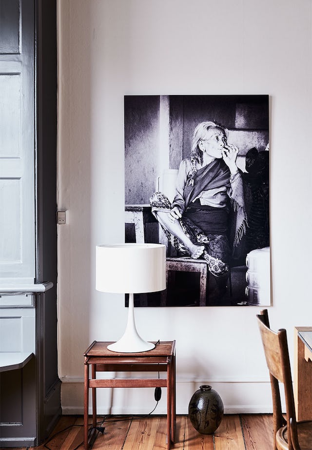 A black and white photo in the dining zone is a very eye-catching piece