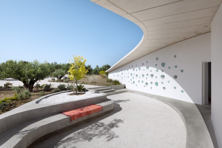 There are three different courtyards that allow enjoying the views and sunlight at different times of the day, all of them are decorated in minimalist style There are three different courtyards that allow enjoying the views and sunlight at different times of the day, all of them are decorated in minimalist style