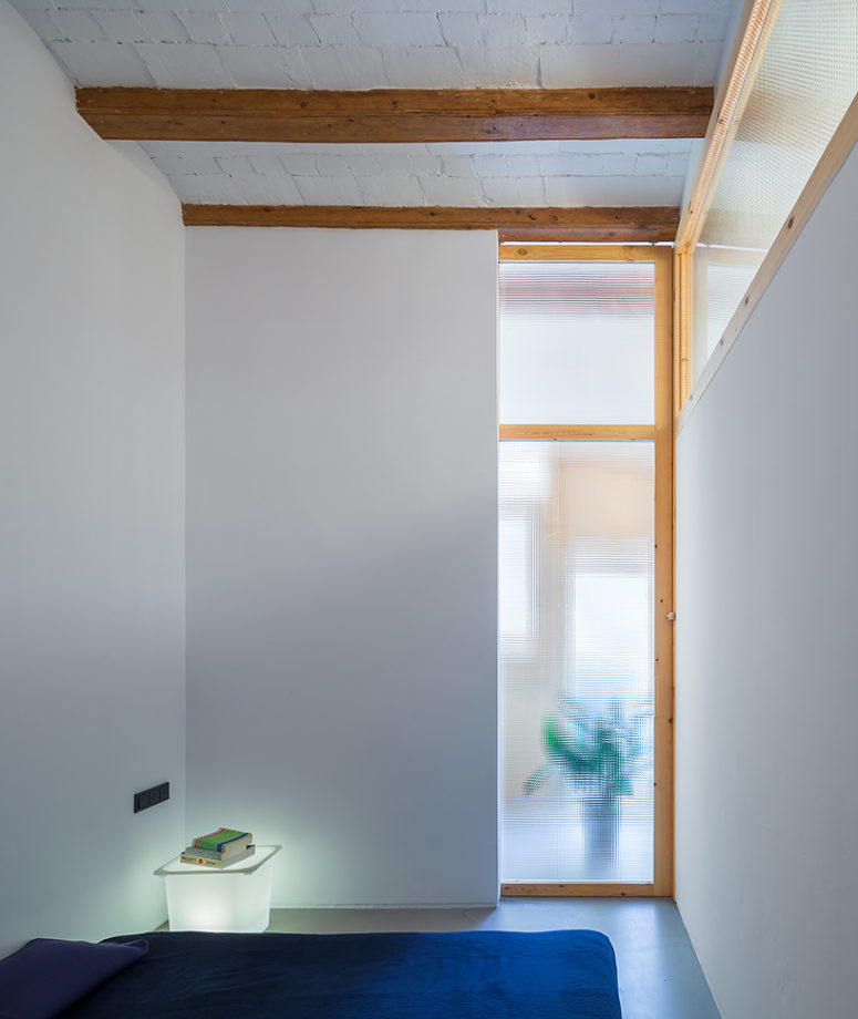 The master bedroom is a very laconic space, with a bed and lighting nighstands, which are a very effective and smart solution The master bedroom is a very laconic space, with a bed and lighting nighstands, which are a very effective and smart solution