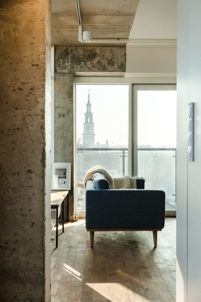 The walls are rough concrete for an industrial feel, and the floors are clad with wood for a warm touch The walls are rough concrete for an industrial feel, and the floors are clad with wood for a warm touch