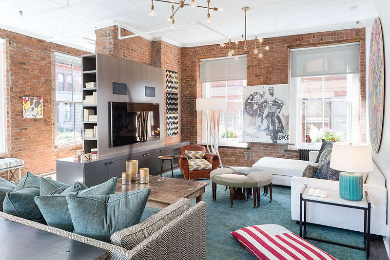 The space is very eclectic and unusual, warm brown shades and light blue ones mix very well