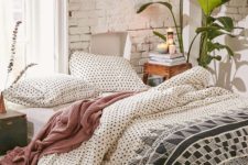15 black and white polka dot and graphic print bedding can fit also a mid-century bedroom
