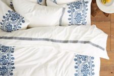 24 blue and white printed bedding set looks soothing and welcoming