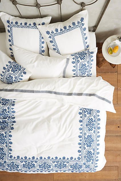 blue and white printed bedding set looks soothing and welcoming