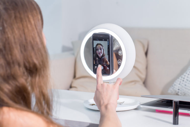 JUNO Smart Mirror for taking perfect selfies (via design-milk.com)