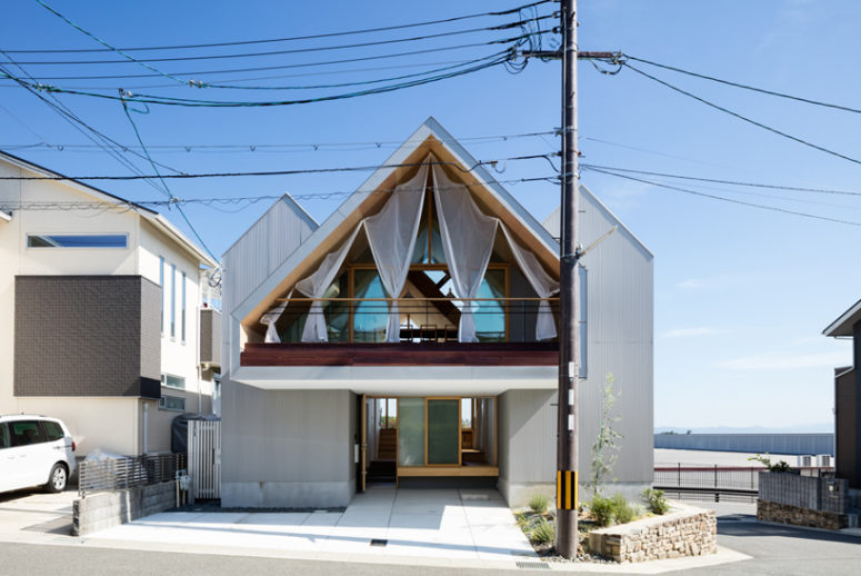 Newtown house offer the views of clear blue sky and cherry blossom trees and features three volumes   parents', children's and everyone's volumes