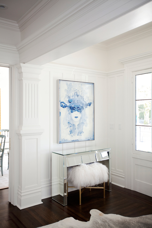 Luxurious White House With Welcoming Interiors