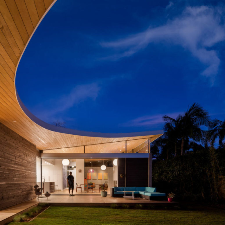 The house is made of three pavilions under one sloping roof, which extends outside to make the house merge with nature The house is made of three pavilions under one sloping roof, which extends outside to make the house merge with nature
