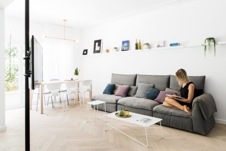 There is a light-filled open layout, glass walls, two bathrooms, bedrooms and kitchens