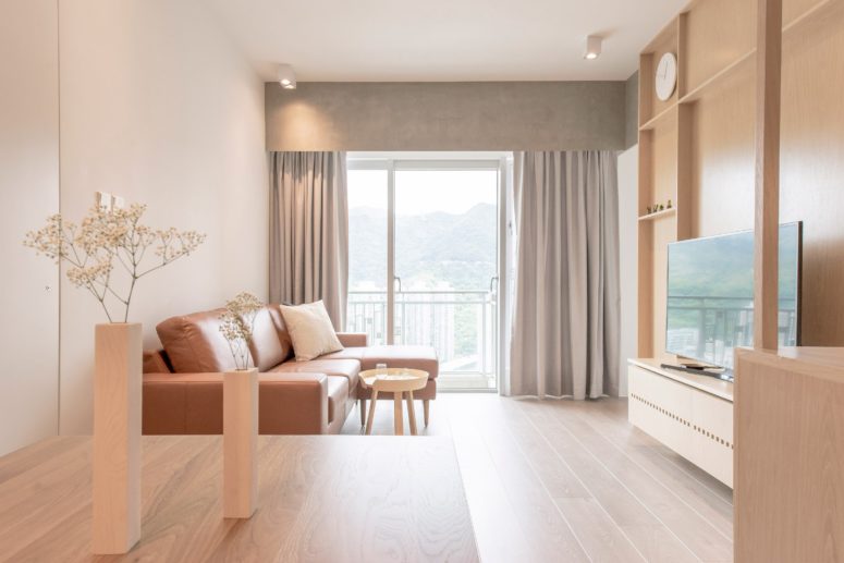 This plywood wall in the living room is the spine of the whole apartment, which is not only a storage piece but also a space divider