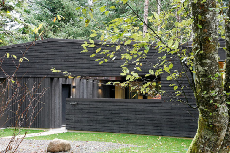 There's a courtyard that welcomes visitors and keeps some privacy for the owners of the house