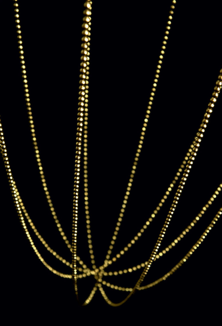 The contours of chains remind of jewelry