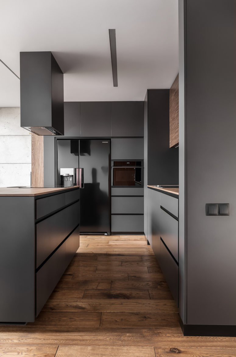 The kitchen has a simple, sober and masculine design, with minimalist lines and colors