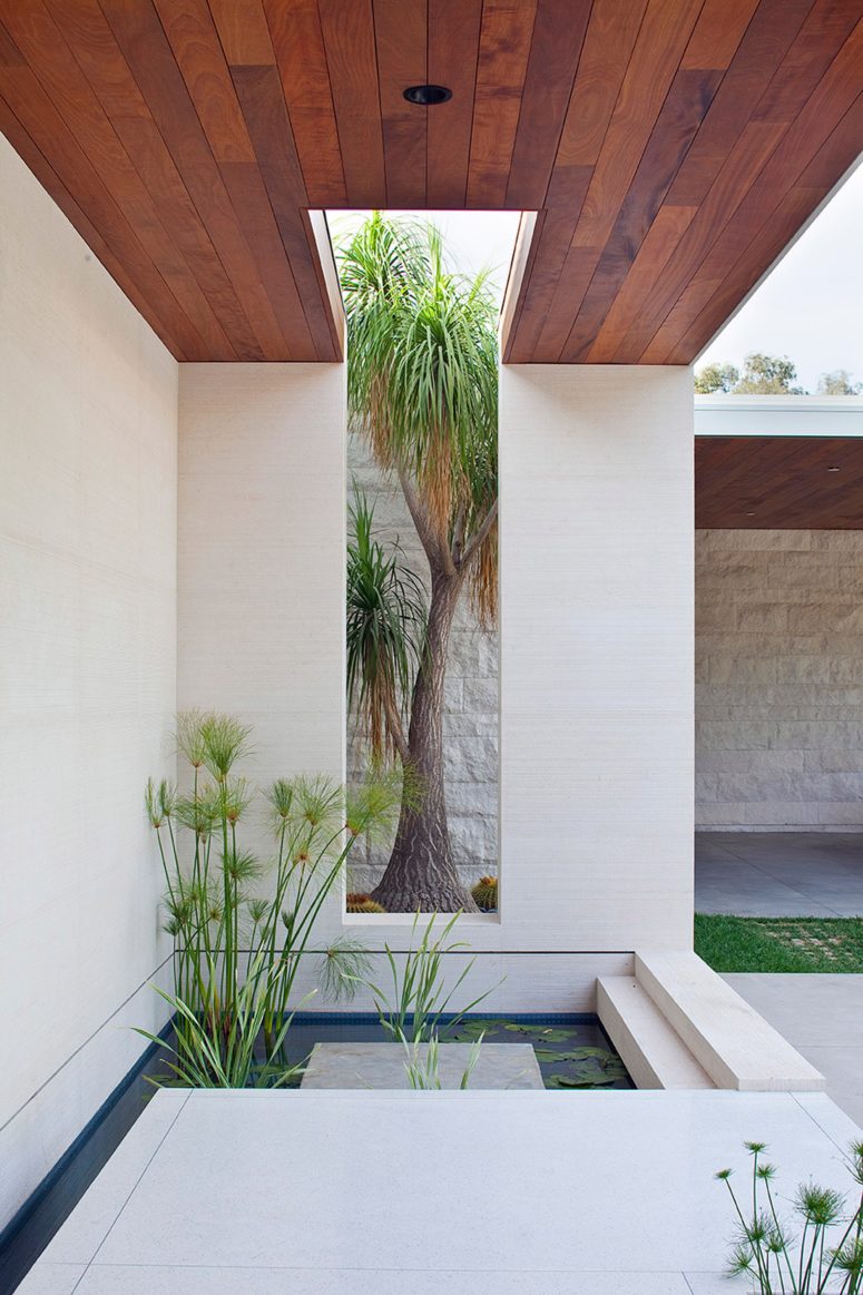 There are ponds to make the spaces cooler and enliven the outdoor decor