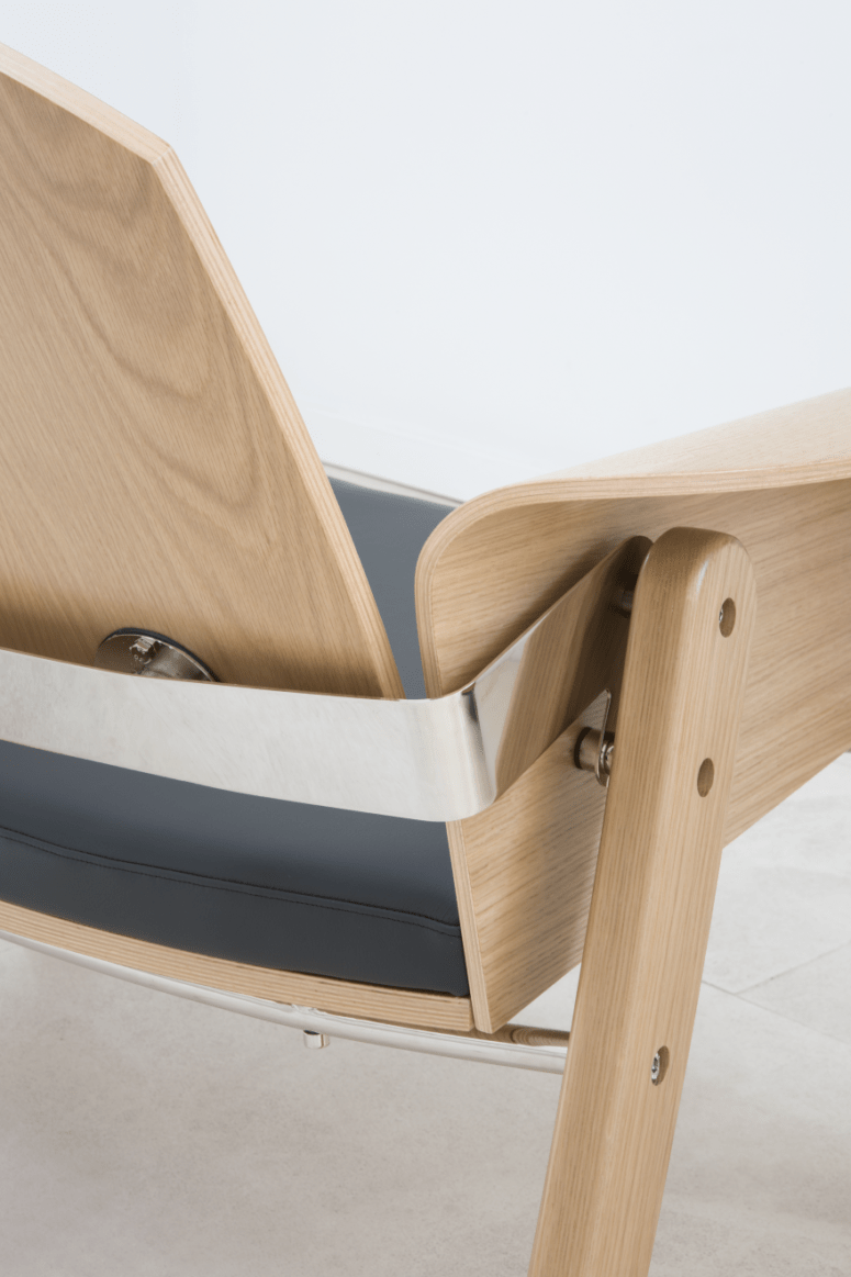 There's another metal detail that makes the seat stable and holds it