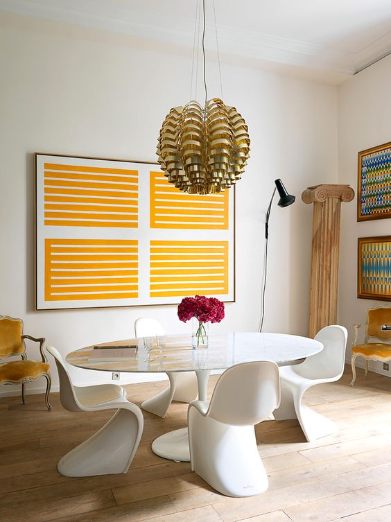 A decorative Greek style pillar and refined yellow velvet chairs added an exquisite touch to the space A decorative Greek-style pillar and refined yellow velvet chairs added an exquisite touch to the space