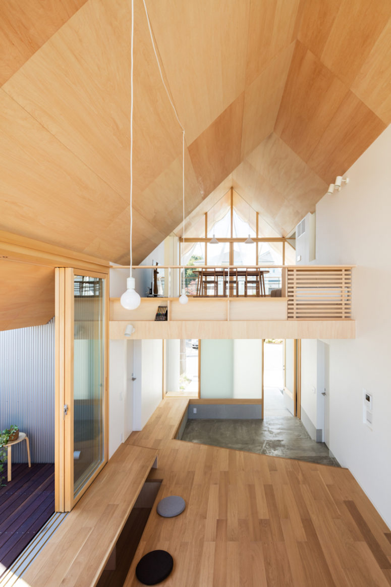 Almost everything her eis clad with light-colored wood, the decor is ultra-minimalist