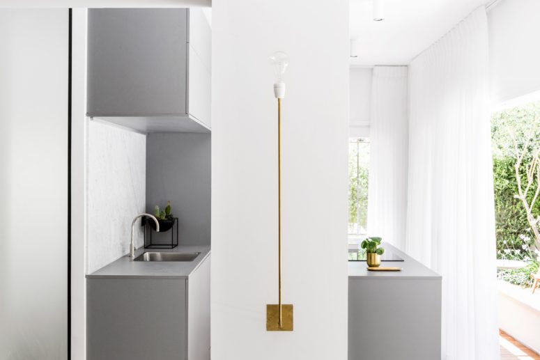 The views are provided in every spot of this apartment, and this helps to fill it with light and air