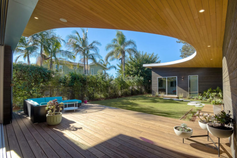 A living wall hides the courtyard and makes it more private