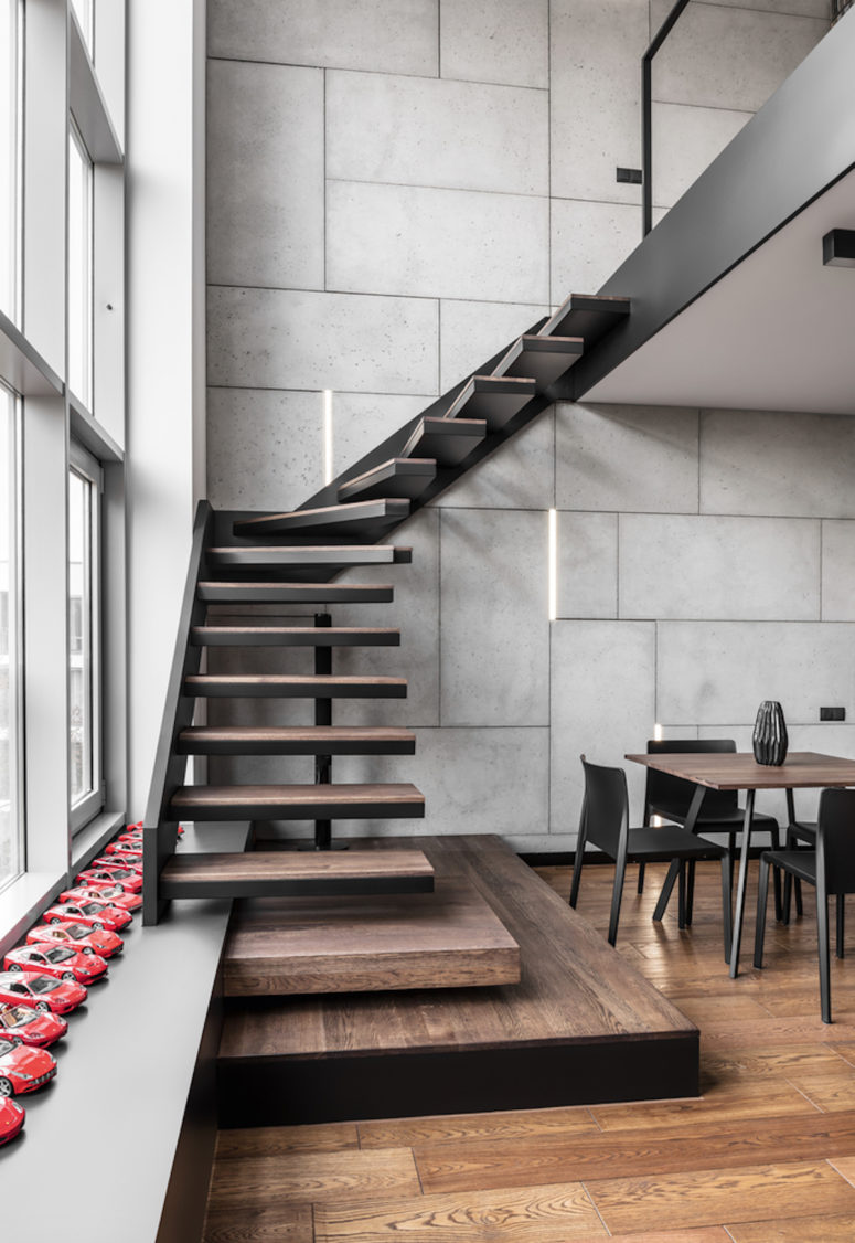 Blackened metal is softened with natural wood, and a floating design gives an industrial touch to the space Blackened metal is softened with natural wood, and a floating design gives an industrial touch to the space