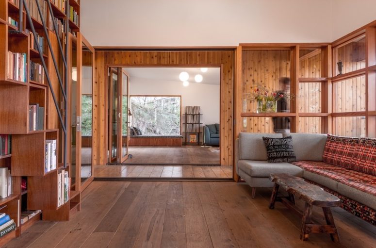 One of the volumes serves as a home office and entertainment area while the other contains 2 bedrooms One of the volumes serves as a home office and entertainment area while the other contains 2 bedrooms